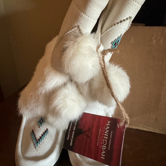 Elegant White Fur-Trimmed Embroidered Women's Boots - Picture 3 of 4